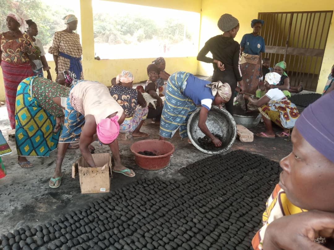 Formation des communautés à la fabrication de biocombustibles avec les déchets